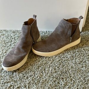 Super comfy!  Barely worn!